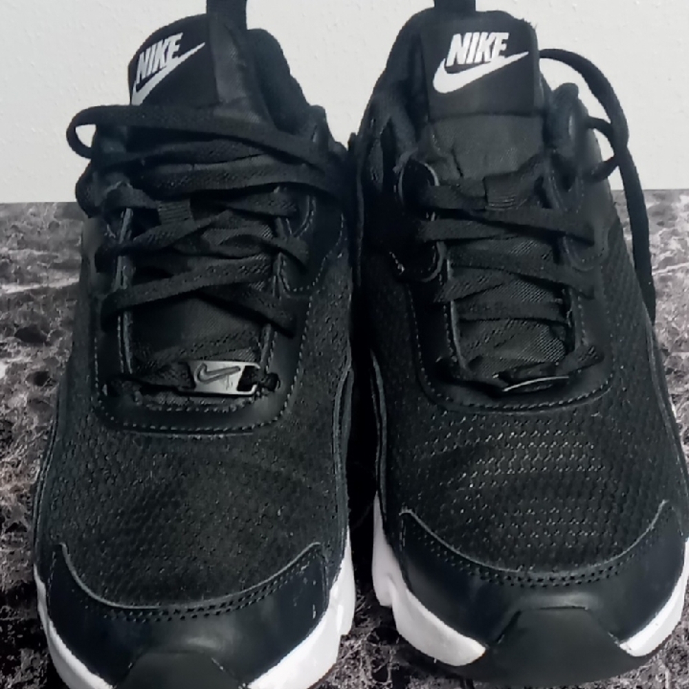 Women's Nike Black and White Sneakers Size 7.5 - Picture 2 of 6